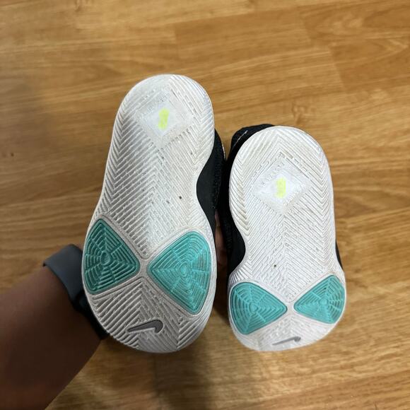 Nike Kyrie 3 Basketball shoes - Picture 4 of 5